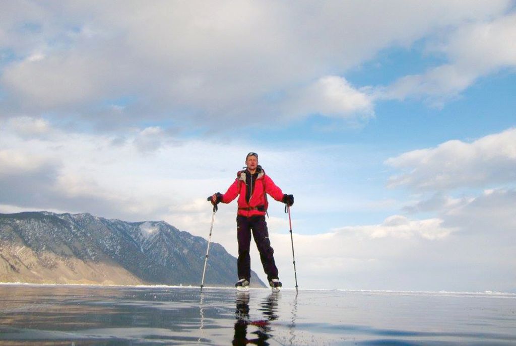 Альпинисты попытались пересечь на коньках Байкал