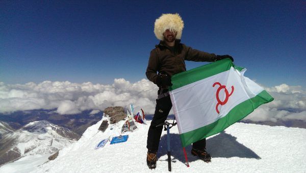Альпинист из Ингушетии покорил Эльбрус в честь Дня Победы