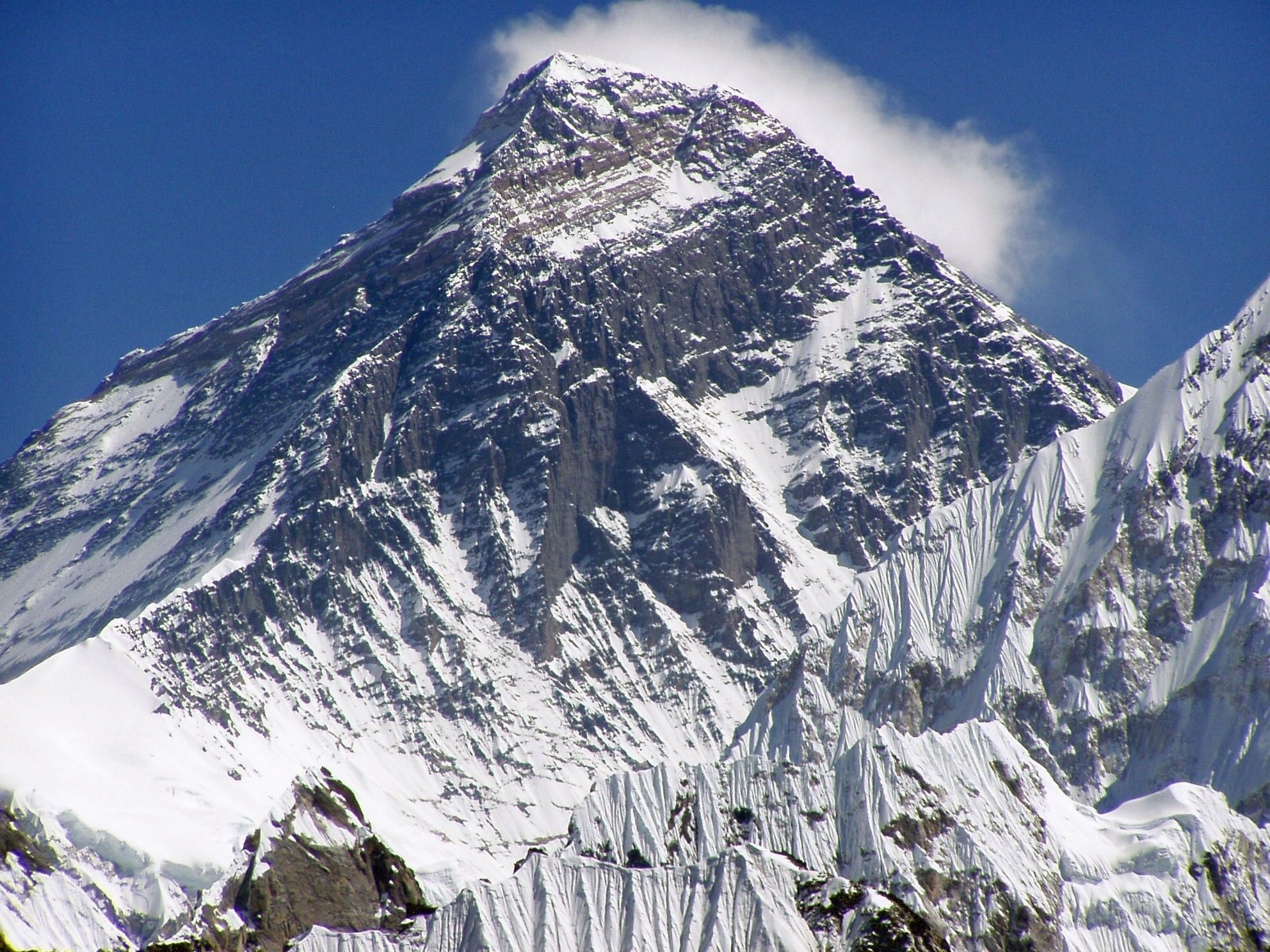 Иностранные туристы впервые за два года поднялись на Эверест