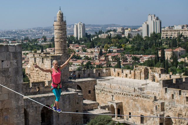 Канатоходка прошла между древними башнями в Иерусалиме