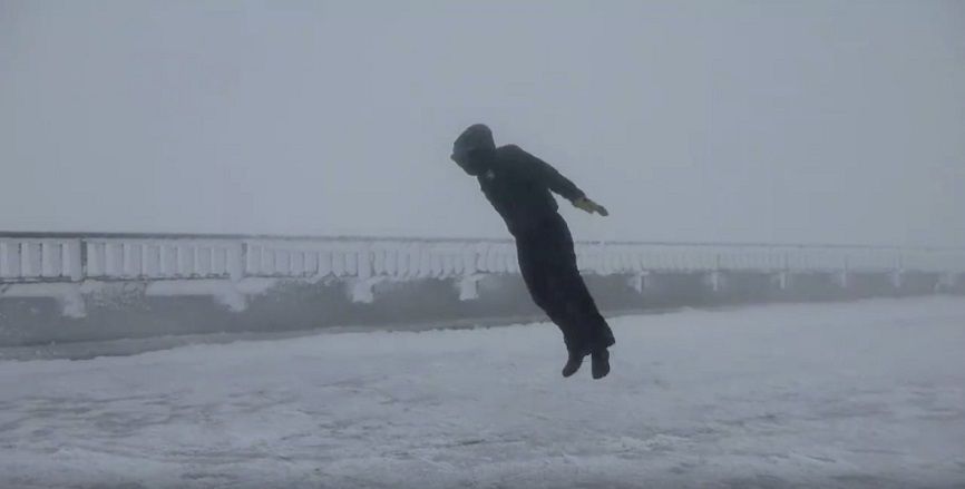 Метеорологи сняли на видео «прогулку» при ураганном ветре