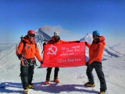 Камчатские спасатели водрузили Знамя Победы на вершину вулкана