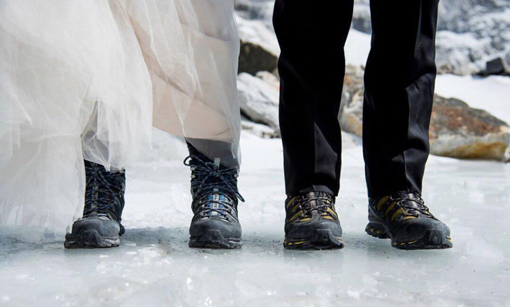 Пара из Калифорнии поженилась на высоте в 5000 метров в Гималаях