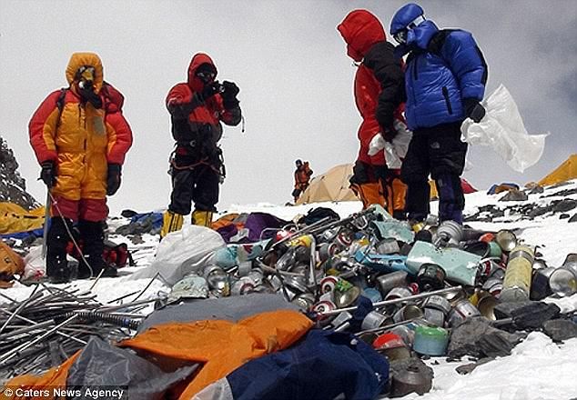 Активисты проводят генеральную уборку на Эвересте