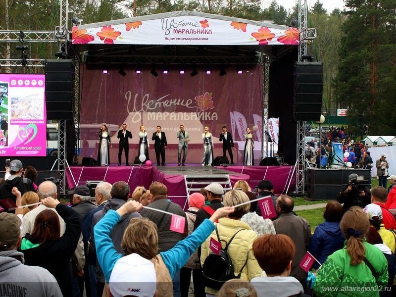 20 тысяч туристов приехали на открытие летнего сезона на Алтае