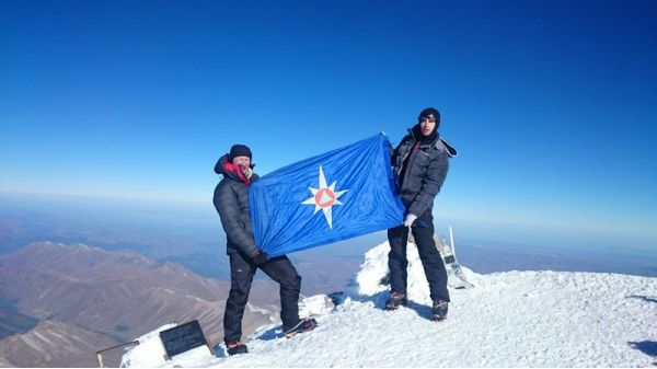 Спасатель с Дальнего Востока развернул флаг МЧС на Эльбрусе
