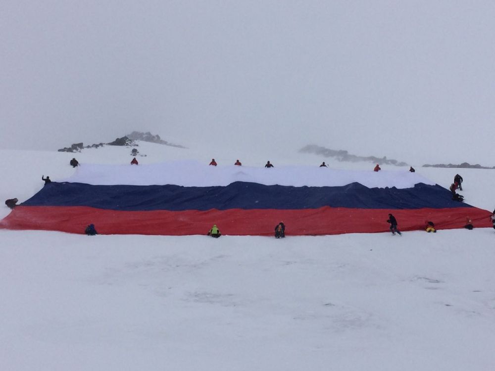 Самый большой флаг России развернули на Эльбрусе