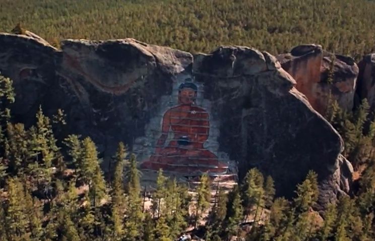 Самое большое изображение Будды вырубили в скале в Бурятии